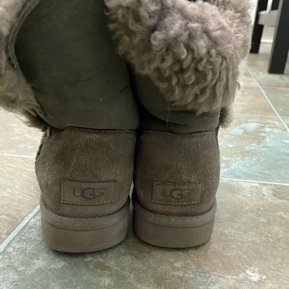 Bailey Button Uggs - Picture 2 of 5